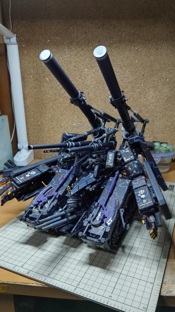 前からです。腕はPGザクの脚部を腕にしました。最初はPGザク腕を使おうとしてましたが、どうも形が合わなくて、もっと長くてがっしりしたのを付けたくて、脚部にしようと決めました。腕の周りのシールドはМGザクのシールドを切ったり貼ったりしたものです。