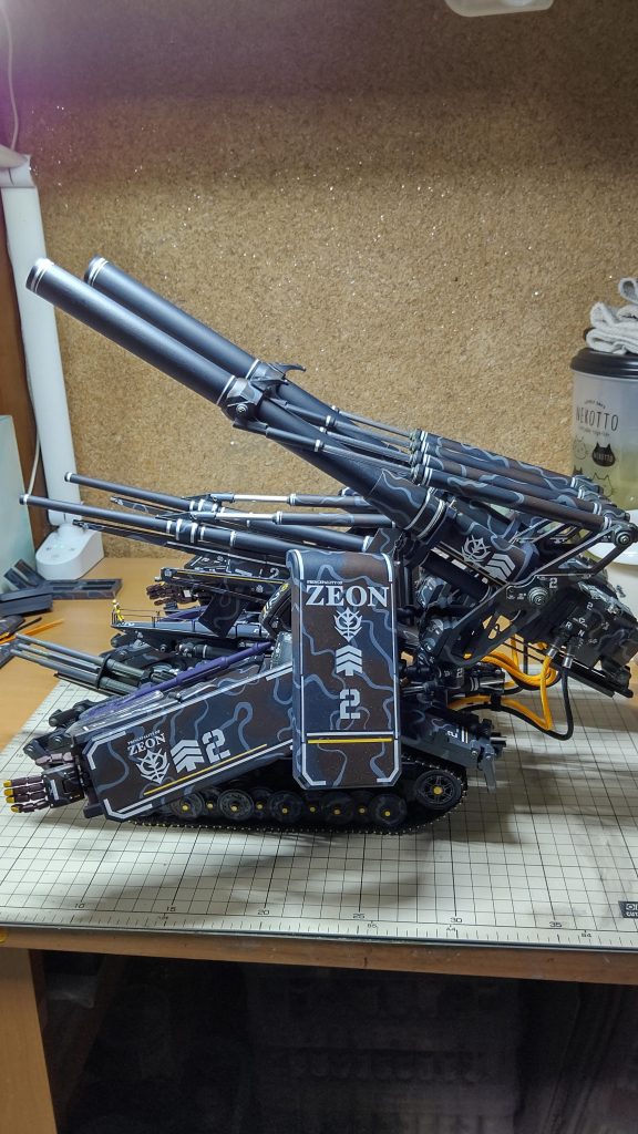 横です。しかし大きいですね。作った自分で言うのも何ですが、大きいです。サーフェイサー吹きの段階でバラしたんですが、もうどれがどこのパーツか分からなくなりました。自分でもここまでわからなくなるとは思いませんでした。制作中の写真を見ながら組み上げたのが今でも心に残っています。あと、完成後、駐鋤を付けると言ってました。まだ作っておりません。もうこれでいいや、というのと、本体側の接続どうするか考えてましたが、そう言えば、ジョイント用にしっかりポリキャップ埋めてたのを今思い出しました。…どうしよう。作るかな…。迷っております。これは自分のガンプラ史上最大の物でした。完成するまで大変でした。塗装も工作も、最後は何も考えないようにしてました。今振り返ると、作ってよかったなぁ、と思います。超ザクタンク、その気になったらまた作りたいです。その気になったら…ですね。それでは失礼しました^⁠_⁠^。