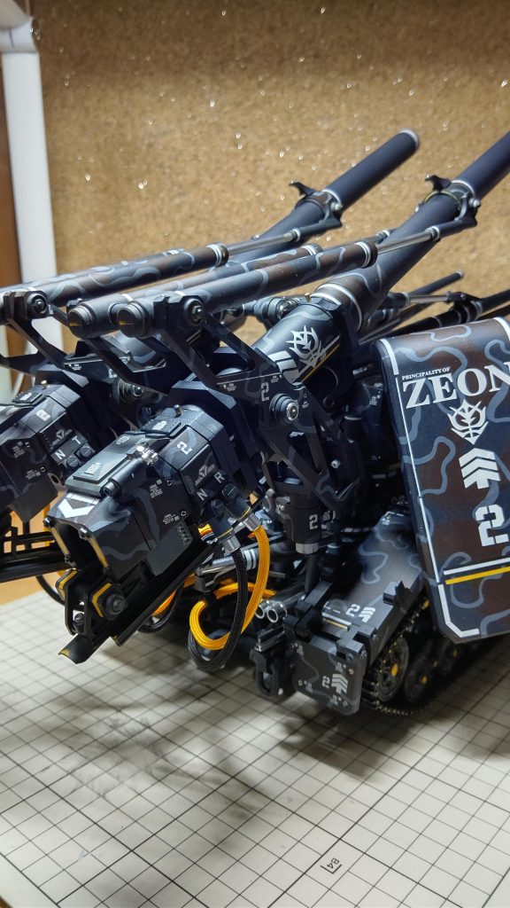 後ろです。この黄色いパイプが電力を送るケーブルとしております。いちおう超高圧の直流電流としております。レールガンですので、レールっぽい物を作りたかったんですが、砲身の内部に内蔵してあるということで、深く考えないで作りました。主砲はおおよそ75度あたりまで動けます。