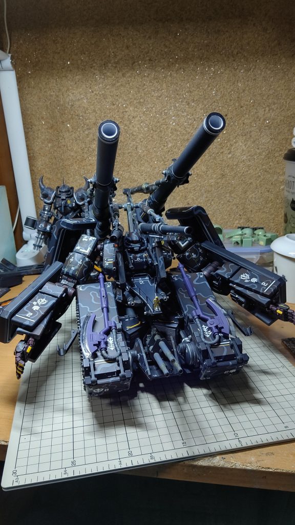 大きさはこのくらいです。主砲は塩ビパイプそのまま切って使ってます。いちおう、発射時は火薬式実体弾のように後ろに後退します。これだけ大きくて実体弾というのもかなり無理があります。弾薬も自動装填装置にしたかったですが、時間がなかったのと、そこまですると本体が重すぎて動けなくなりそうで、装填手に2機、旧ザクさんに担当してもらうことにしました。副砲は火薬式の実体弾です。こっちはマガジン式としてます。もう要塞ですね。