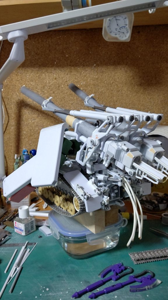 工作完了前、後ろです。もうごちゃごちゃしていて、何が何だか自分でもわからなくなってました。わかりやすいように単純に作ったつもりでした。工作していくうちに考えるのも嫌になって、無心で作ってしまったたのが仇になりました。ばらすと、もう何が何だか分からなくなります(⁠T⁠T⁠)。 