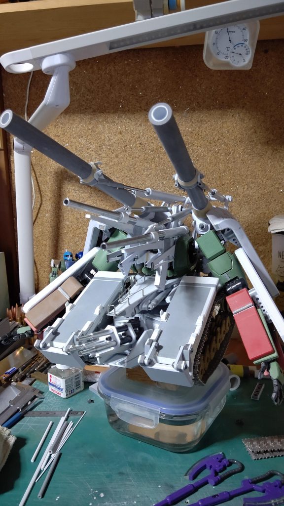 塗装前くらいです。だいたい工作が終わってる頃です。既に装填手の、旧ザクさんが後ろに控えてます。主砲、ホームセンターの塩ビパイプそのままだとこれでわかります。サーフェイサー吹いて、ファレホなのでそのまま塗れました。