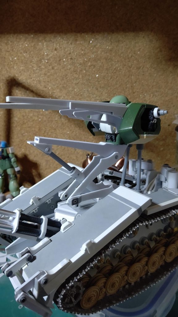 あと、ザク本体がびよーんと伸びます。腕が重すぎて伸ばすのは諦めましたが、巨腕を振り上げる際、邪魔になりそうで、伸びるようにしました。この辺、もっと強固に作ればよかったたです。今、これは、後悔してます。