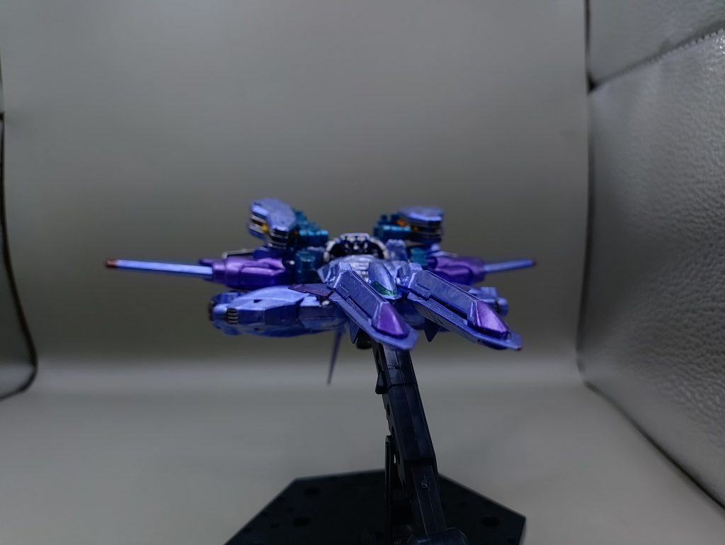 ◯飛行形態本機の最大の特長である飛行形態。スマートな戦闘機を目指しました。コロニー内で、平気で飛んでいたキケロガはなんなんだって感じはしますが、通常のMSが単機で長時間飛行するためには飛行機になる必要があるという事で開発された経緯があるという設定です。