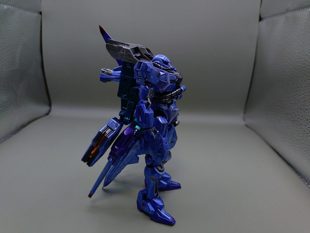 ◯サイド飛行戦闘前提に、手足は一新されており、軽量化とブースト力が強化されている。