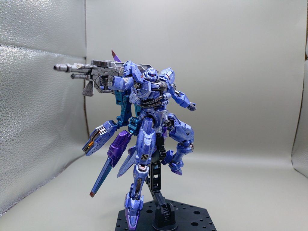 ◯アクションザクマシンガンを片手に射撃ポーズ。手足がスマートになり、野暮ったい感じがなくなりました。この雰囲気では、泥臭い戦闘は似合わなさそうですw