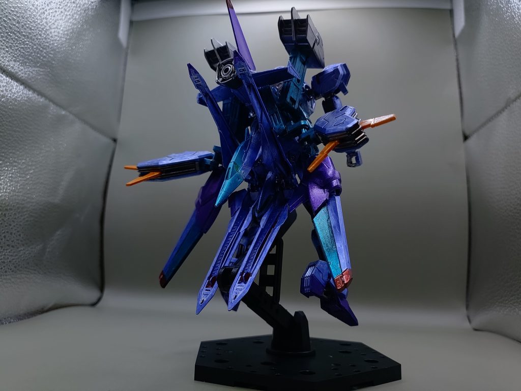 ◯展開時バックアップを展開した状態。MS形態でも、短時間で飛行可能としており、飛行形態と組み合わせて、地上に降りなくても戦闘を可能とする。
