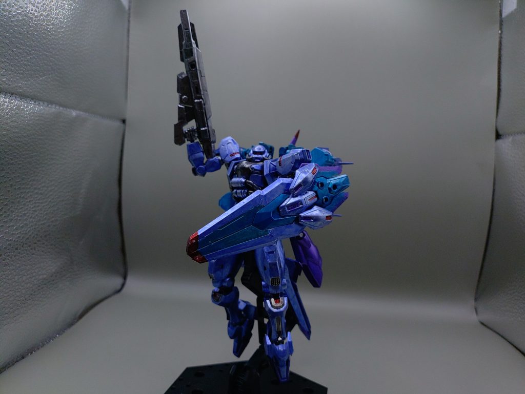 ◯アクション体にまとっていたビットを合体させてシールドモードに。飛行形態時にシールドを装備する事が出来ない為、ビットとして分離させた状態で普段は運用します。このビットはサイコガンダムから案をもらい、試験的に運用しています。