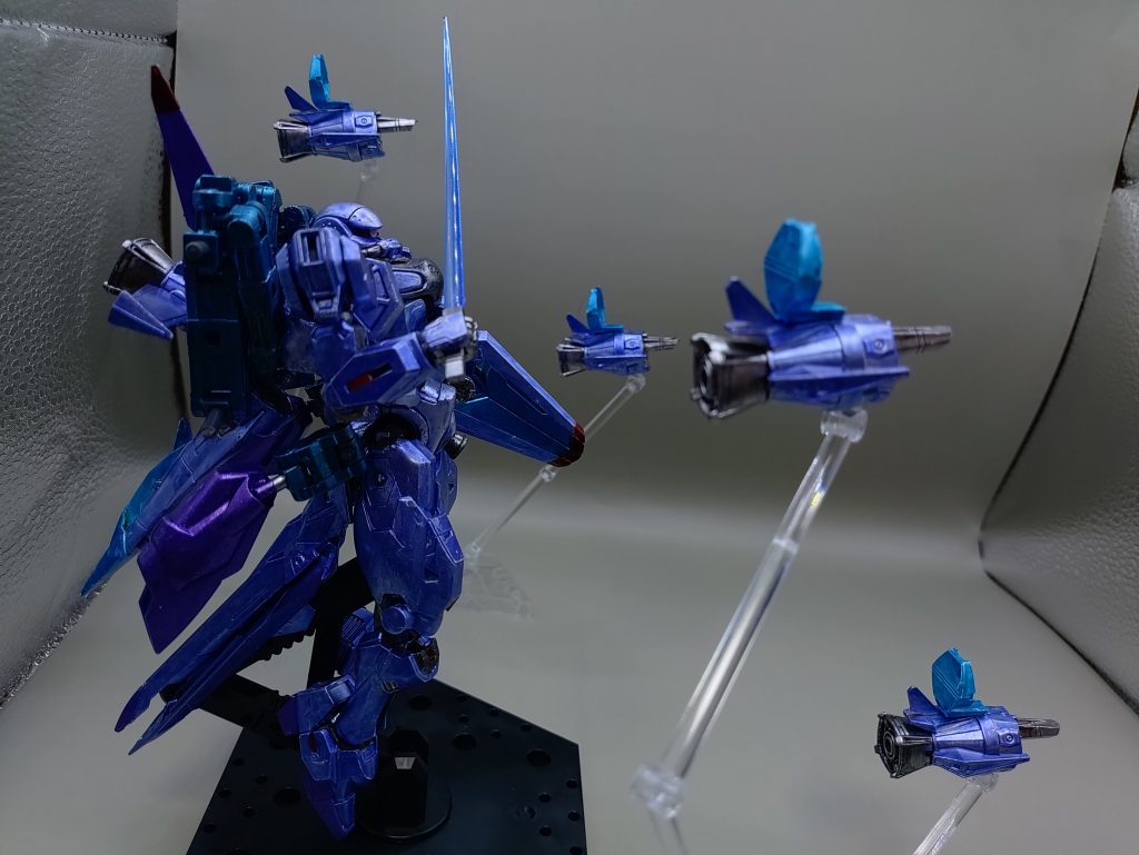 ◯ビットの展開バックアップに装備していたブースタービットを展開。サイコミュの試験のためにこのビットは火力は高いがオーソドックスなものを採用している。