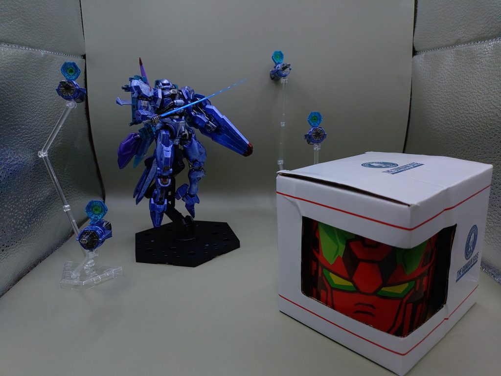 以上、空域戦闘用可変試験機 ザクスピードでした。最後に福岡土産とツーショット。なんだかんだ、ジークアクスは良かったですね。特に機体デザインが好きなものが多かったです!ジークアクスのプラモは、まだあまり組み立ててないのでマイペースに作成していきたいです。