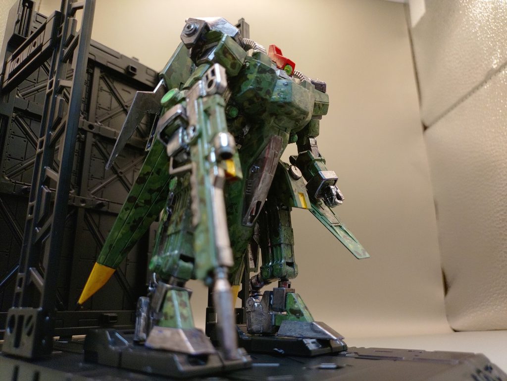 ◯設定クアトロ・バジーナと名乗る、とある男性が、とある組織にてガンダリウムγを使用した新たなMS開発計画を提案し作成が始まった。これによって、機体にサイコミュを埋め込み、運動性能を上げる事で無双可能な高性能な機体の研究が進められました。また、実験として全身にクリアセンサーを装備し、広範囲における死角のないレーダー能力を保有します。