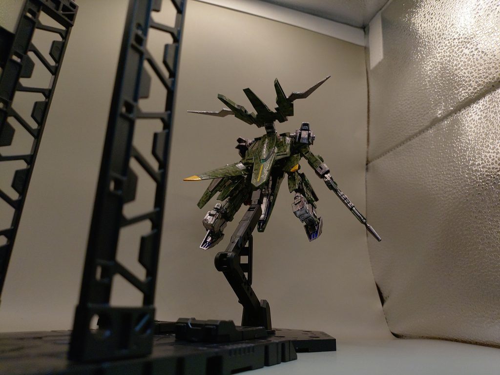 ◯出撃アクションハッチから出撃したリック・ディアス。ボディを軽量化し、ブースターを強化する事で重力下においても短時間の飛行を可能にしています。軽量化による防御力の低下は、ガンダリウムγによってカバーしています。