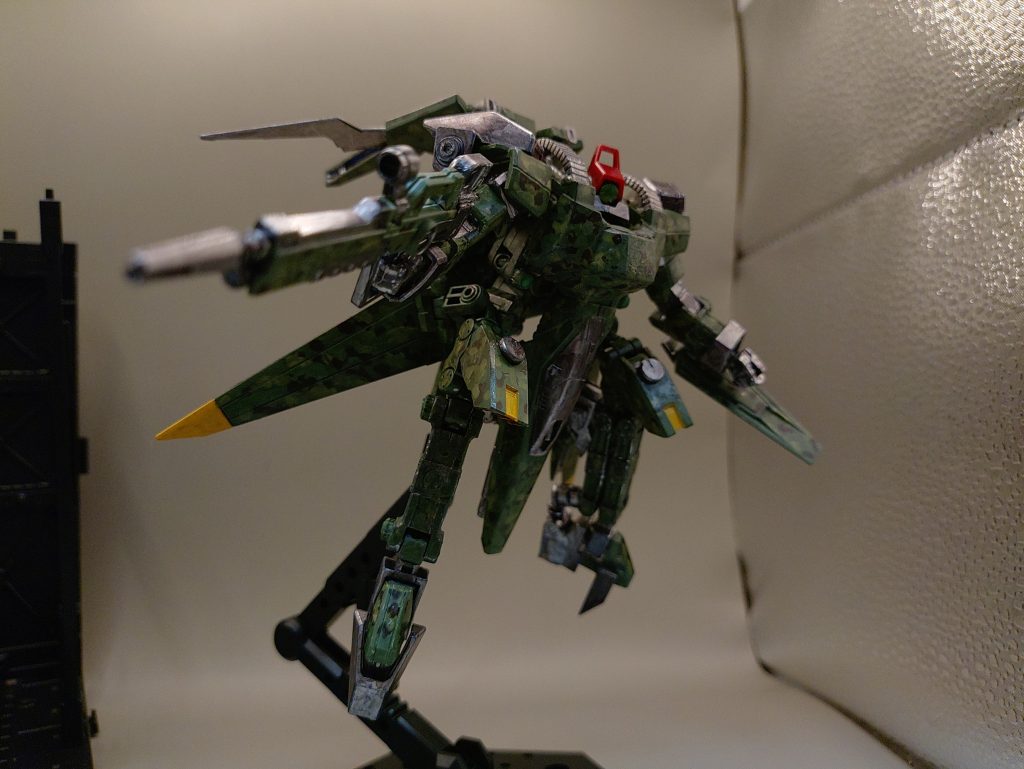 ◯射撃アクション最新鋭のビームライフルにて射撃。持ち前の機動力と、高火力、高射程のビームライフルにて、軽やかに敵機を確実に落としていきます。