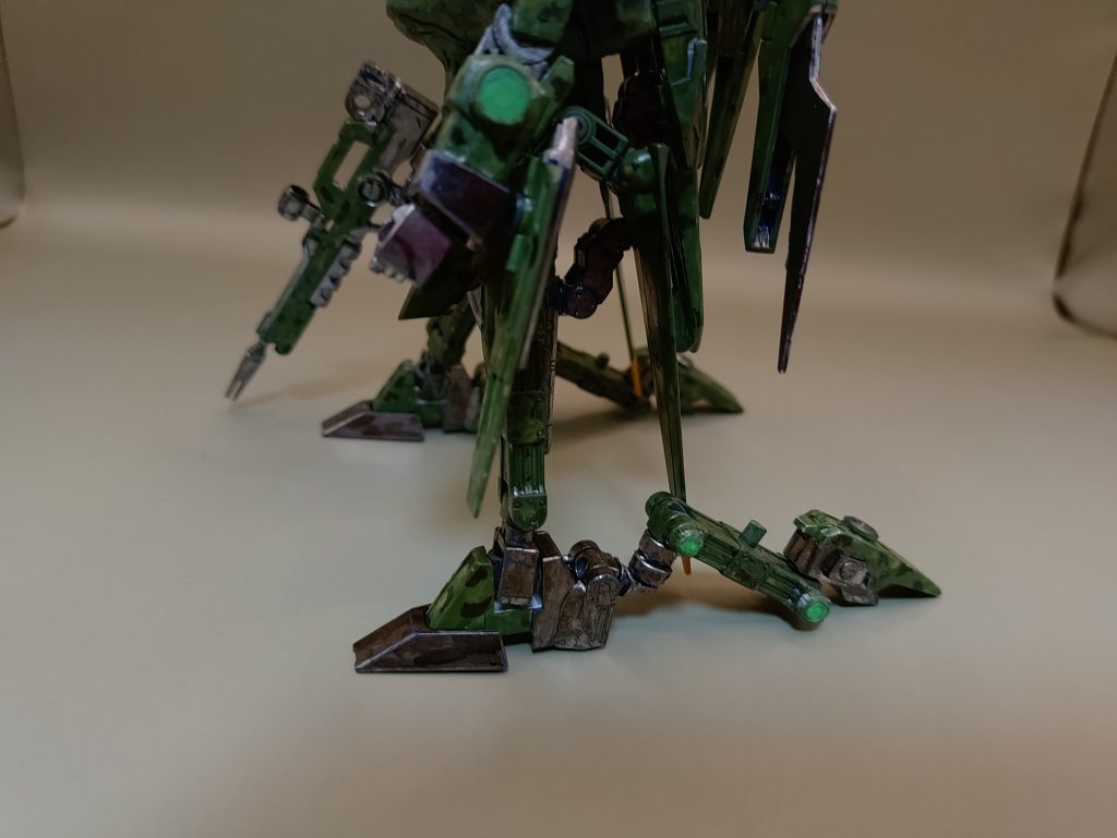 ◯ホバーモードに変形本機はドムのデータを引き継ぎ、ホバー移動を可能としています。ただし飛行を目的とした本機には重力を増加出来ないために軽量化されており、脚を変形させる事によって可能としています。