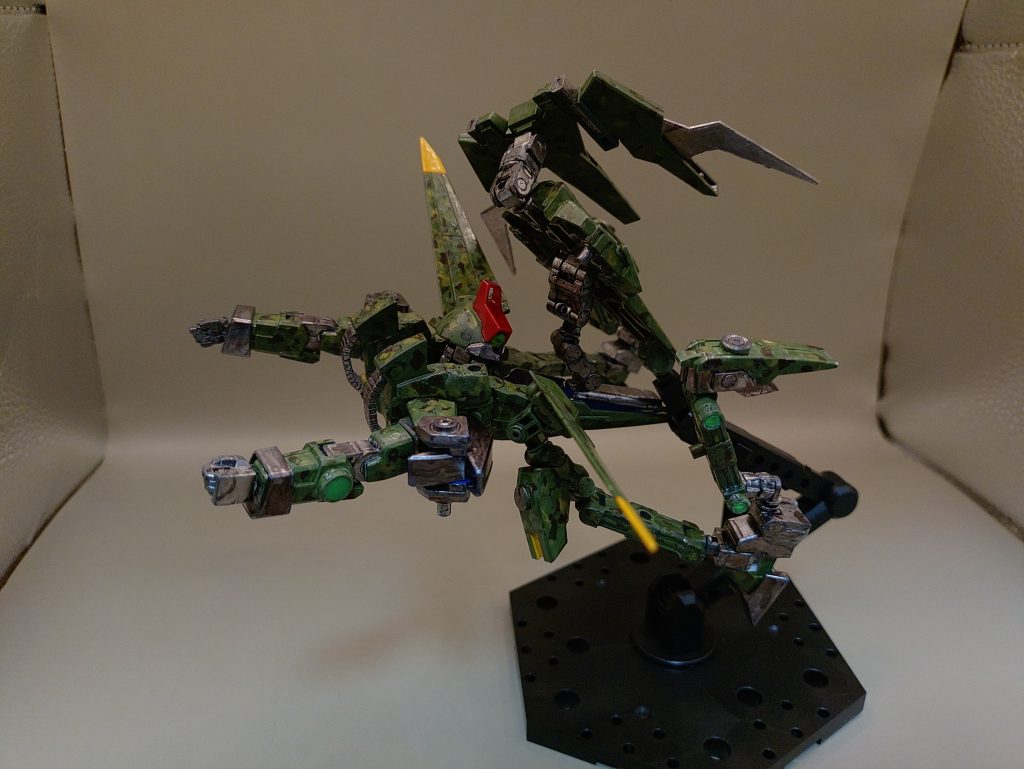 ◯変形本機最大の特長である飛行形態への変形です。ムーバブルフレームやマグネットコーティングを採用し、キケロガ等のデータをも使用しているためスムーズな変形を可能としています。