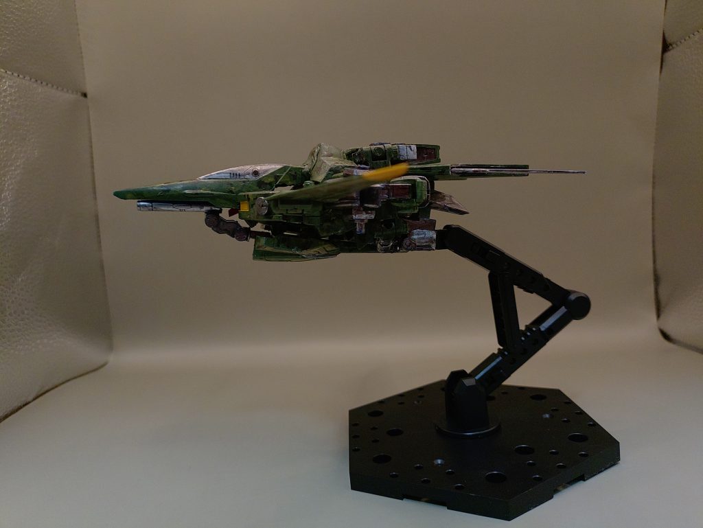 ◯サイドうつ伏せ変形とほぼ変わらない薄さになり、いい感じに戦闘機っぽくなったかと思います。この機体のポイントは、脚を折りたたんで機体内部に格納した所になります。