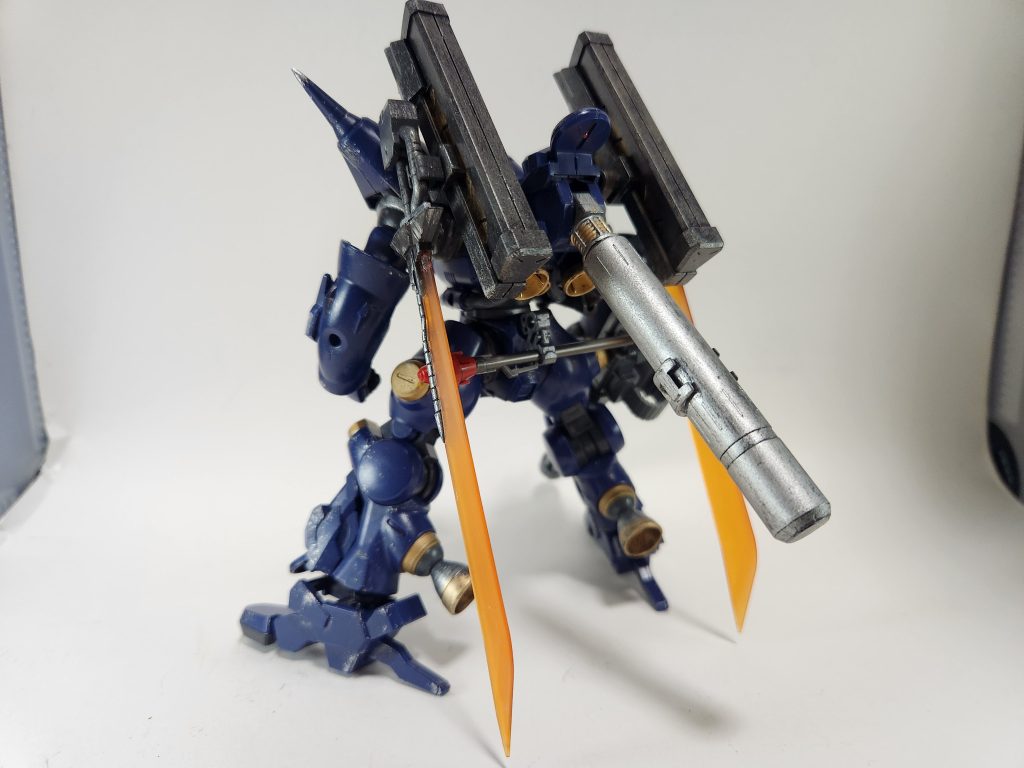 パイロットはブルース・ジョーンズ大尉。元はドズル・ザビ中将配下の宇宙攻撃軍に属していたがドズルの戦死後、無派閥となっていた所をキシリア・ザビ配下の突撃機動軍へ引き抜かれサイクロプス隊へと転属し、本機を受領した。視認性の低い濃紺のパーソナルカラー、待ち伏せからの強襲を得意とする戦い方から地球連邦軍からは鮫に例えられ