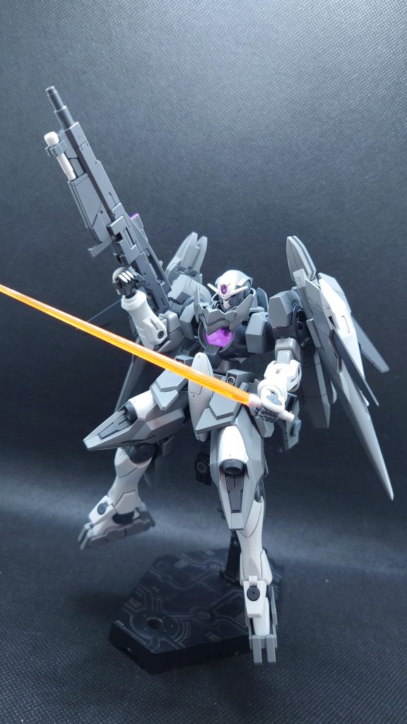 武装としてはGNビームライフルを始めとした上記の重装備の固定武装以外なら全部使用可能である。拡張性と互換性を最大に活かした作戦展開力が本機の強み。