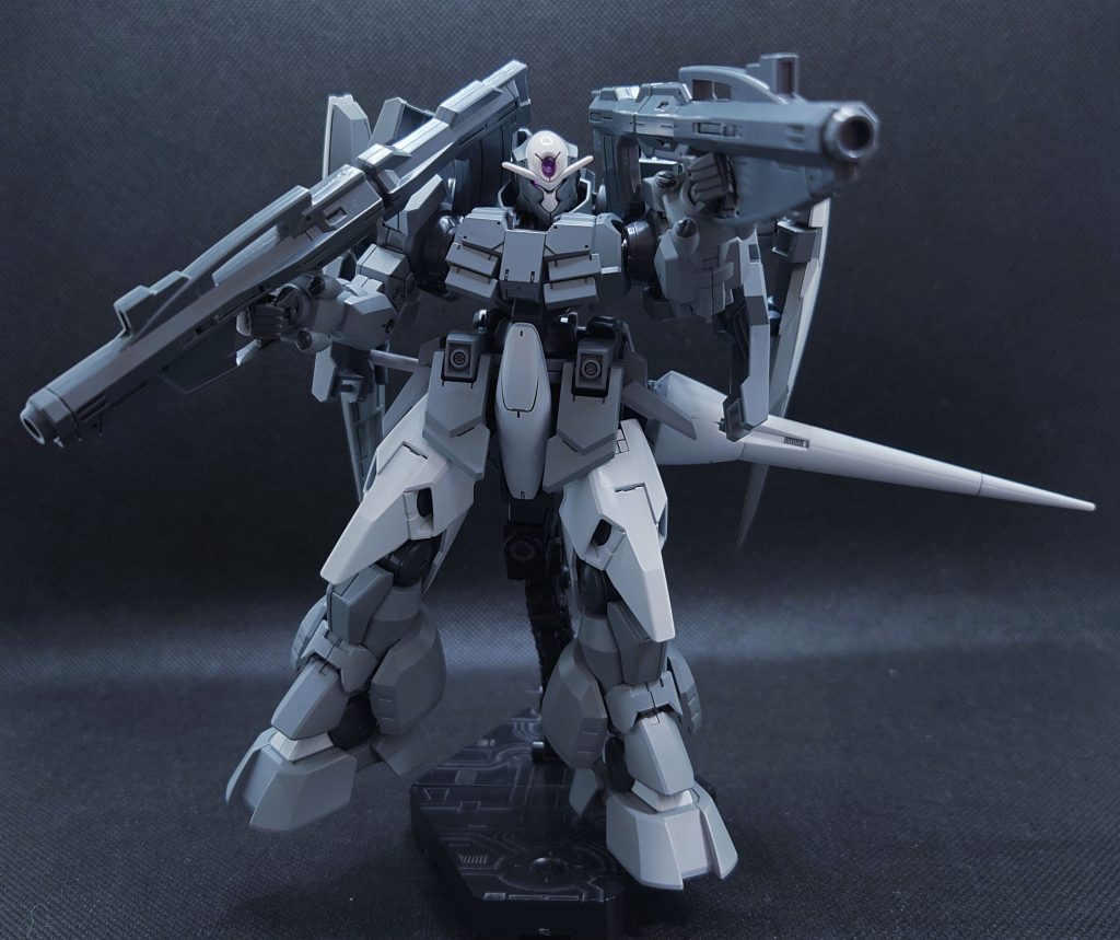 武装面ではNGNバズーカを始めとした実弾兵器などを持ち、中距離支援などもこなす。ドムの如くホバー走行で地上や水上を素早く移動し敵への牽制射をしつつ距離を詰め威圧。更に後ろ腰にはGNビームライフル2丁を標準装備として備えてある。