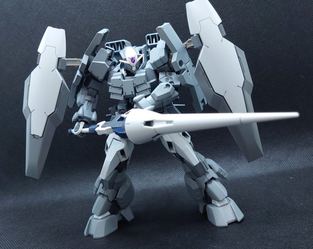 プロトGNランス。アドヴァンスドジンクスの武装で実体槍。GN粒子を表面に纏わせて貫徹力を高めている。サンダーボルトの盾のごとく前面に盾を展開し、GNフィールドを張ることによって突破力を獲得。タンクや前線崩しの役割も担う事もある。