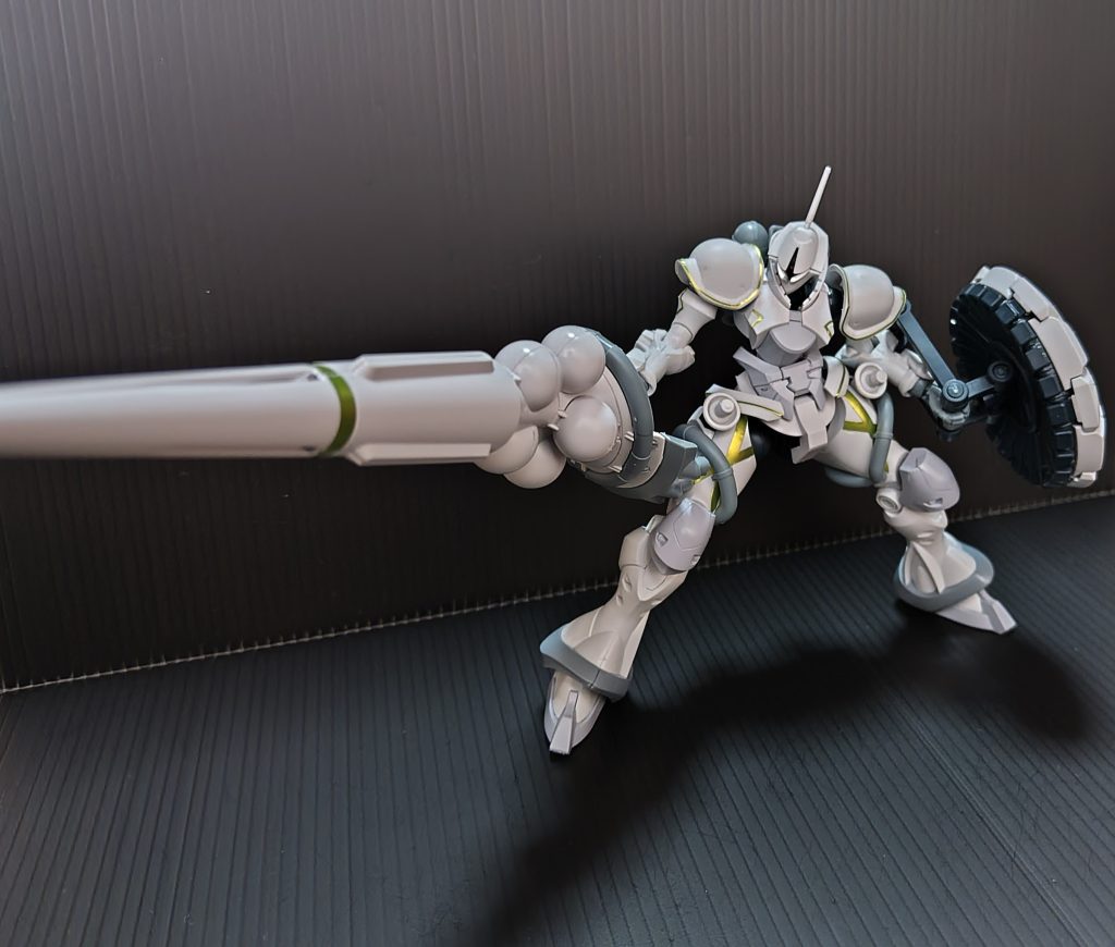 腕関節周りがしっかりしているため台座無しでもハクジをある程度は保持できます。