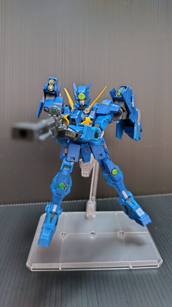 両肩のセンサーユニット（？）は差し替えで後ろに移動出来るようにしました