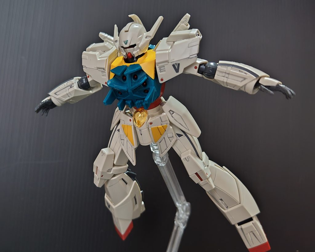 ターンエーの部品は丸々残るので胸は差し替えでウェポン使える設定にしました