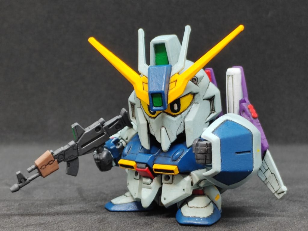 このアクションポーズ、なんだかすごくカッコよく見えるんですよね。特にビームAKを構えてるところが最高です。Somehow this action pose makes it look really cool. Especially since it is wielding a beam AK.