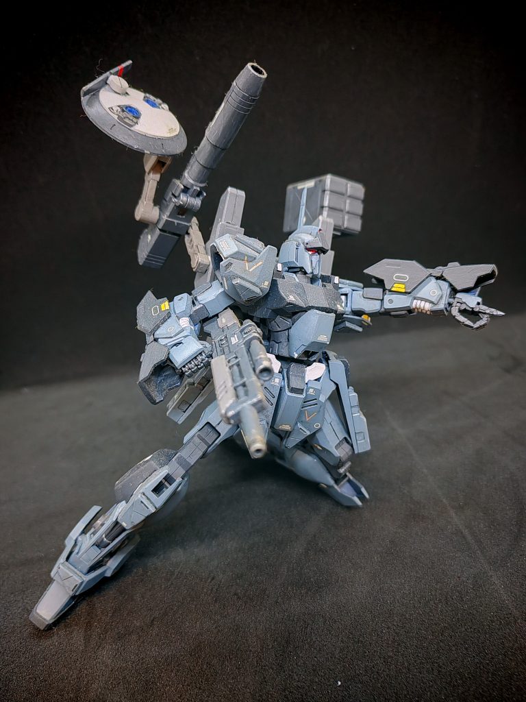 「あっちだ!全力で撃て!」って感じで。モビルスーツって、敵の位置を指差す必要ない気もしますけどね、ハハ…。