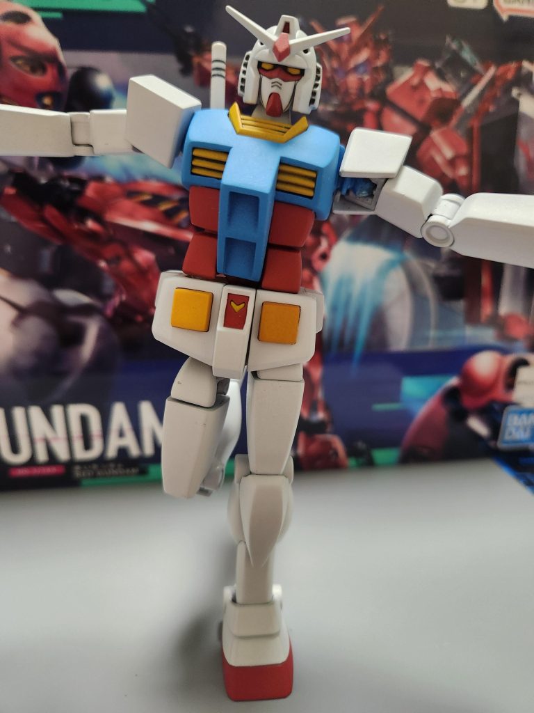 股関節はボールジョイントにしつつ、軸をもうけています。ボールジョイントを下に逃がすことでスカートに干渉されずに足を動かせますが、ポーズをとらせないと不恰好です。