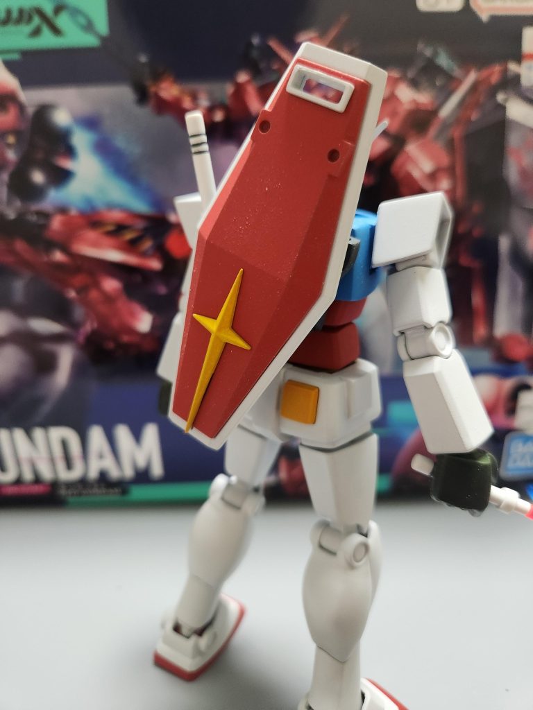 背面にはマグネットを仕込みシールドをマウントできます。