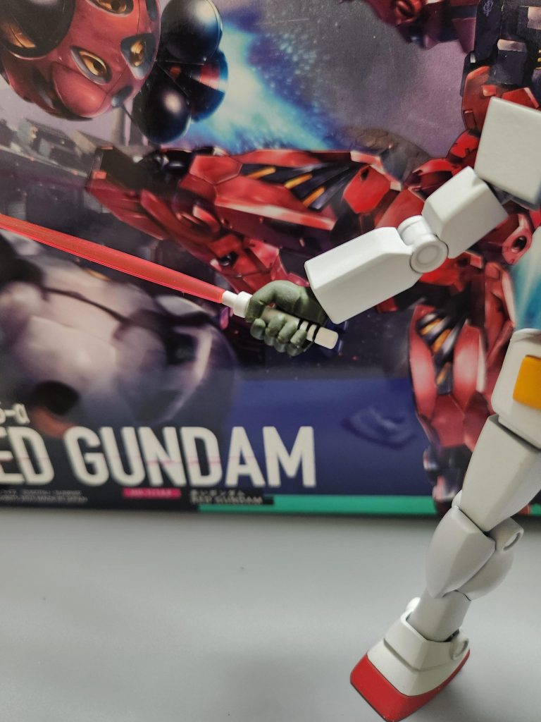 武器はサーベルのみです。射撃武器は準備できていないです。リバイバル版を持たせてもイイかも。サーベル持ち手はジャンクを改造し斜めに持たせられるように。サーベル自体もベストメカでは細いのでランナーを改造して作っています。以上、向こう側から来たガンダムでした。Robot魂では発売が決まりましたが、HGでも出るといいなあ。