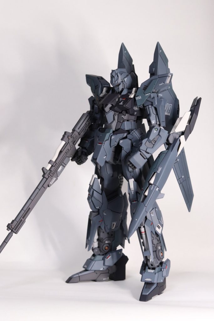 カラーフレーム:メカサフライト/一部メカサフヘビーガイア:ヘキサブラックガイア:ミディアムブルー/一部ブルーグレーガイア:ヘキサホワイト目はガイア:エヴァレッド+スモークグレー裏面にはキットのシルバーのシールで、若干光を拾ってくれてます。