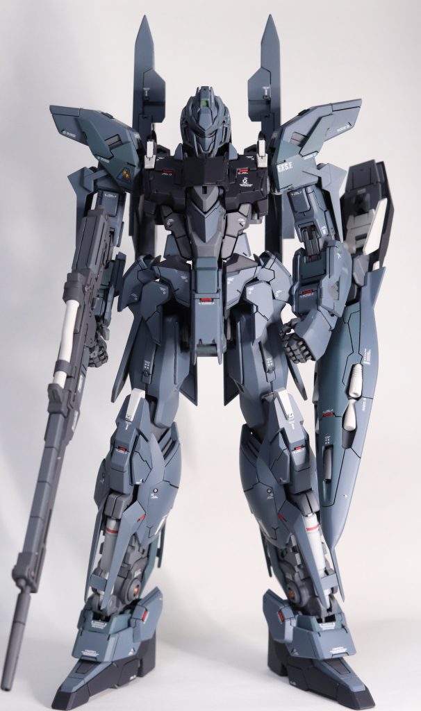 スタイル改修首2㍉延長腰3㍉延長腕2㍉延長などなど…カカトをヒール加工、胸中央ボリュームアップ太い短いウエストをどうするか悩んだ末に、削り込みとスジボリの入れ方、カラーでスマートに見えるよう意識しつつ、太ももを太くしてバランスを取りました。ハンドパーツはコトブキヤのワイルドハンドにキットのハンドガードを被せています。