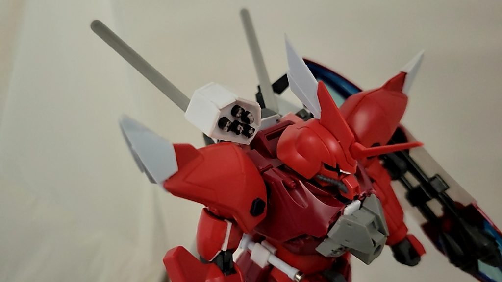 右肩には1㎜プラバンを箱組してミサイルポッドを作成