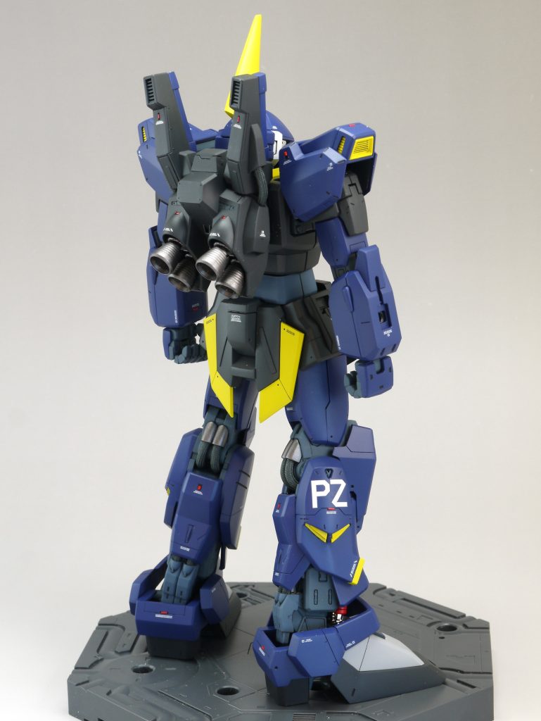 この機体は顔と体がスゴくミスマッチなんですが、何故かカッコよく見えます。胸に対して頭がスリムなので、バルカンポッドを付けた方がバランスが良いと思います。