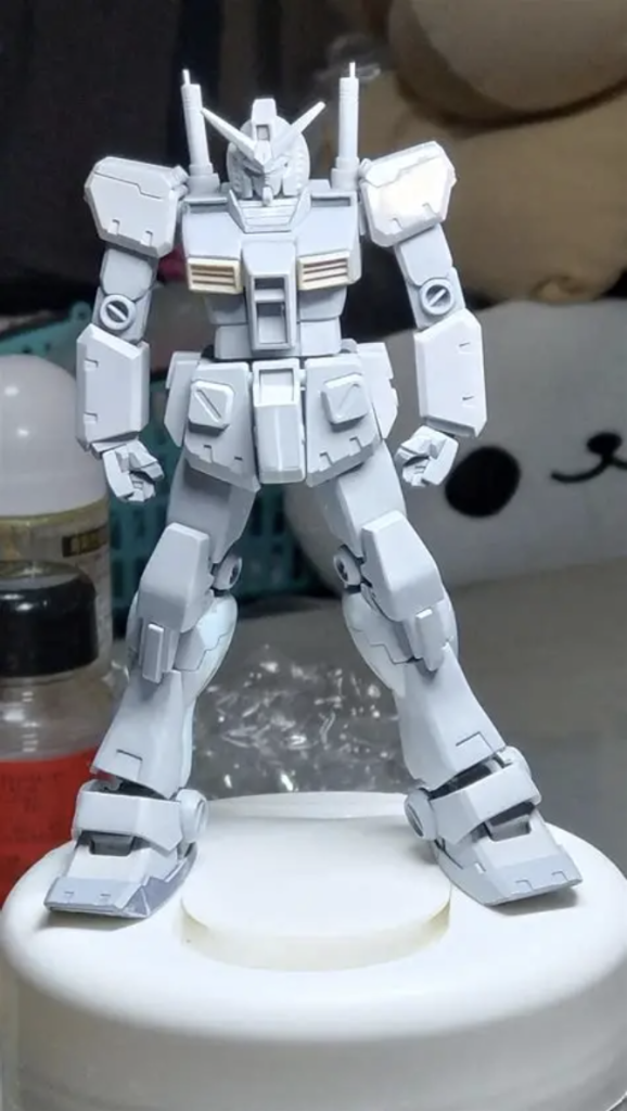 塗装直前、ですが…下塗り中に粗があり、欠けやパテ埋め不具合を修正しながらの塗装でした。完全なver.ka再現とはいきませんでしたが、以前作ったジム後期型の僚機で並べる事が出来て、良い連休を過ごせました。