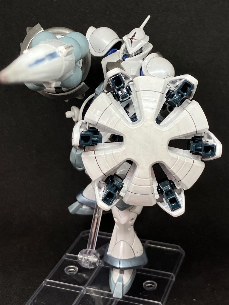 その他の装備。「ビームサーベル」レイピアタイプ。手首がまがるのがよき。「ハイド・ボンブ」シールドの機雷。ファーストのスタイルをこんな風にアレンジするなんて。