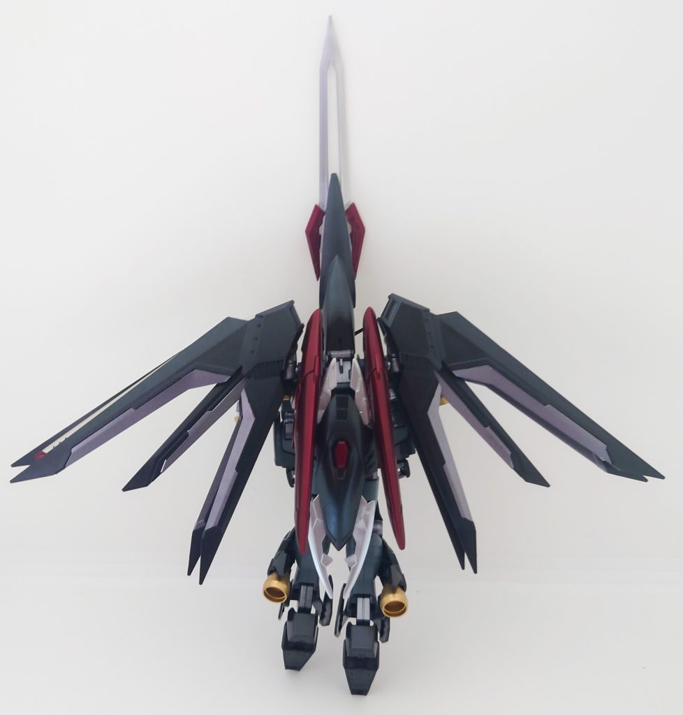 シールドは背部に装着し、近接対装甲刀 ディス・パテールは頭部に先端に装着してあります。