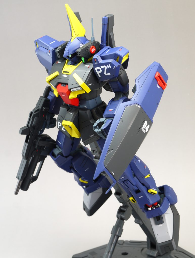 塗装は水性ホビーカラーをエアブラシで吹いています。・サフ色・ディアクティブホワイト・イエロー・モンザレッド・ティターンズブルー1・ティターンズブルー2・ダークグレー・ミディアムブルー+ブラック+ホワイト・焼鉄色・蛍光グリーン(バルカンポッド、ライフル、バズーカの各センサー)・ツヤ消しクリア