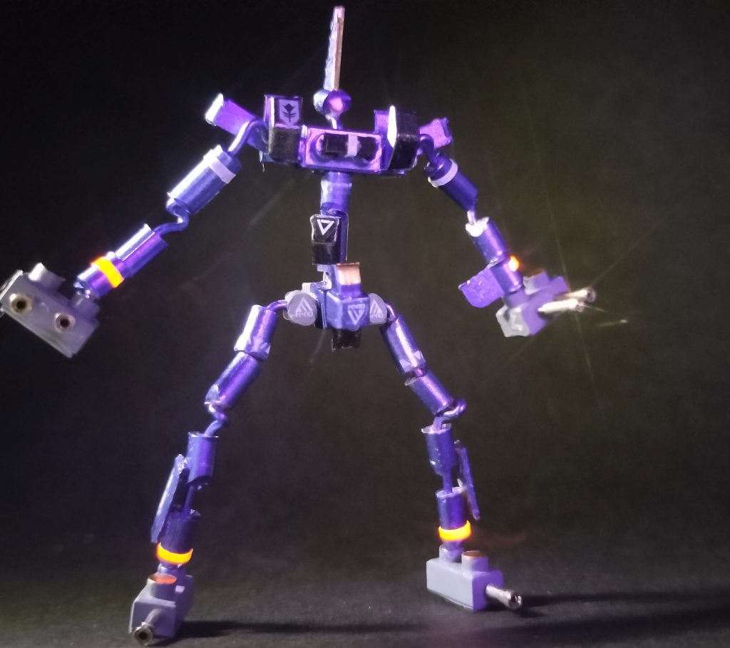 13)　アーティファクトのトールギスを改造しようといじっていたら、なんだかランナーたちに「捨てないで！」って呼ばれた気がして･･･。ニッパーでチョキチョキ、ドリルで穴開けて1mmアルミ自在針金通して、やすり掛けさえせずそのまま塗装という暴挙(gundam-kao7)