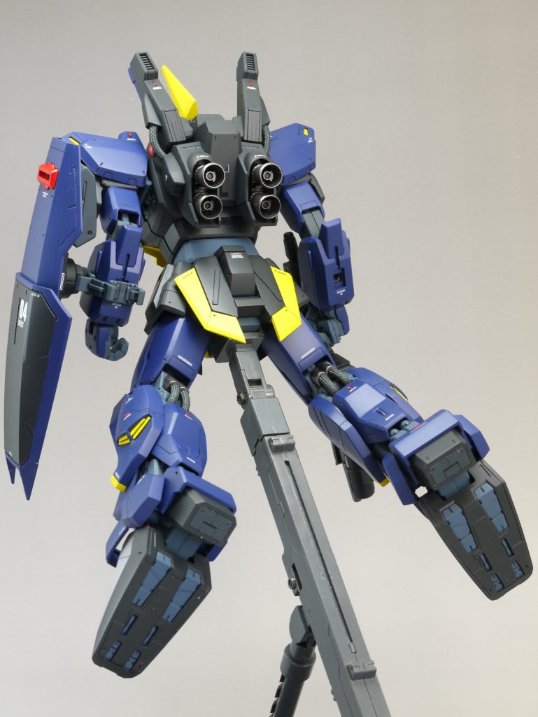 初めてティターンズカラーを使って塗装しましたが、締まって見えてイイですね。白いデカールやレッドポイントが映えますし。しかも細かいミスが目立ちにくいです。でも、白いホコリが目立つのが難点です。