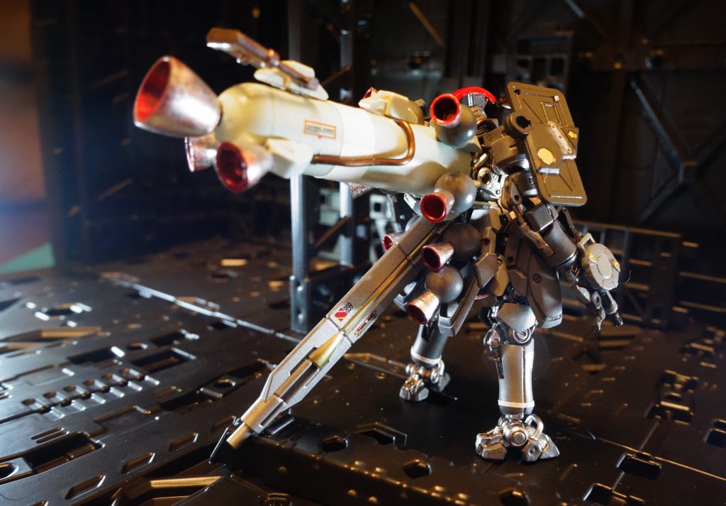 13. あとはコトブキヤのバーニアノズルとアーティファクトジャンクで。肩のシールドはドムトロのジャイアントバズのパーツ。