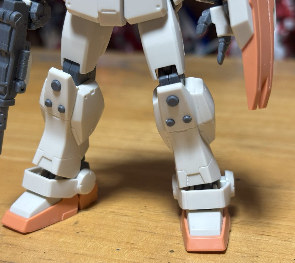 極めつけはこれ。ピップエレキバンとか揶揄されるのもむべなるかな。何を思ってこんなデザインにしたのだろう?これ穴の直径が大3.2mm、小2.2mmくらいなのでランナー突っ込んでおしまいってわけにいかなかったんですよぉ。ので大はコトブキヤのディテールアップパーツで近い径のものを、小はWAVEのテーパー丸棒を良さげな長さのとこで切ってやすってくっつけたのでありました。