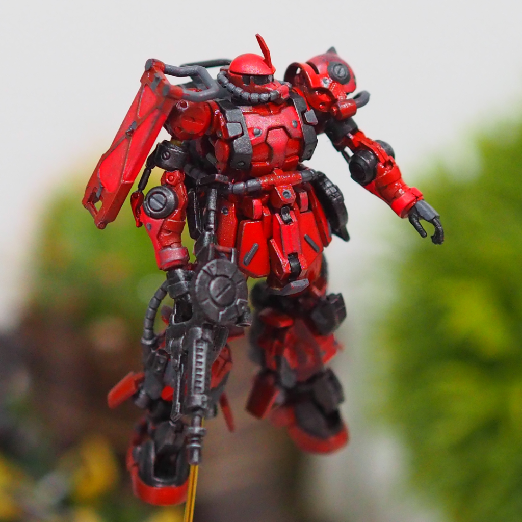 ザク２本体はオルテガ機ですが、カラーリング的にジョニーライデンを意識してます。アーティファクトは各種シリンダーやシールド、肩アーマなどにアレンジが加えられていて、小さくても個性がでますね。左手は表情をつけたかったので3Dで作成していますが、明るいところで撮らないと分からないですね。