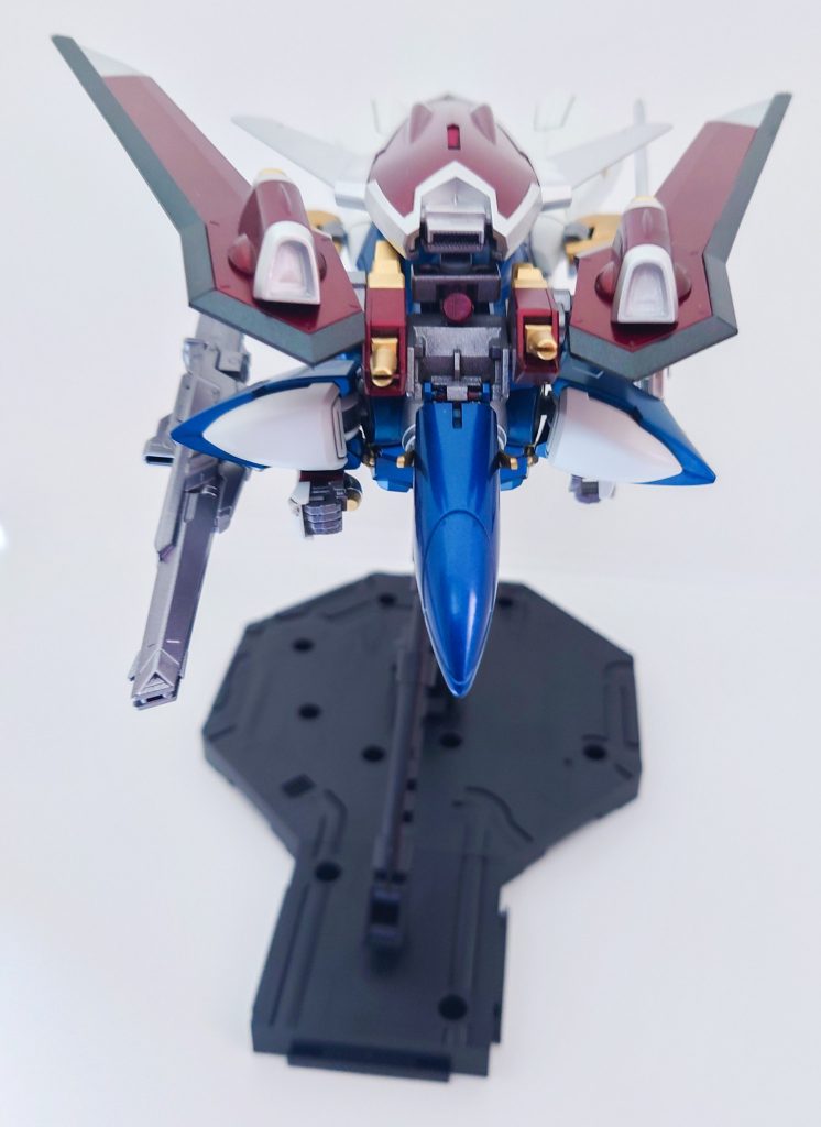 飛行形態時、115mmレールガン シヴァは右腕に、ファルクスG7 ビームアックスは左腕に装着してあります。