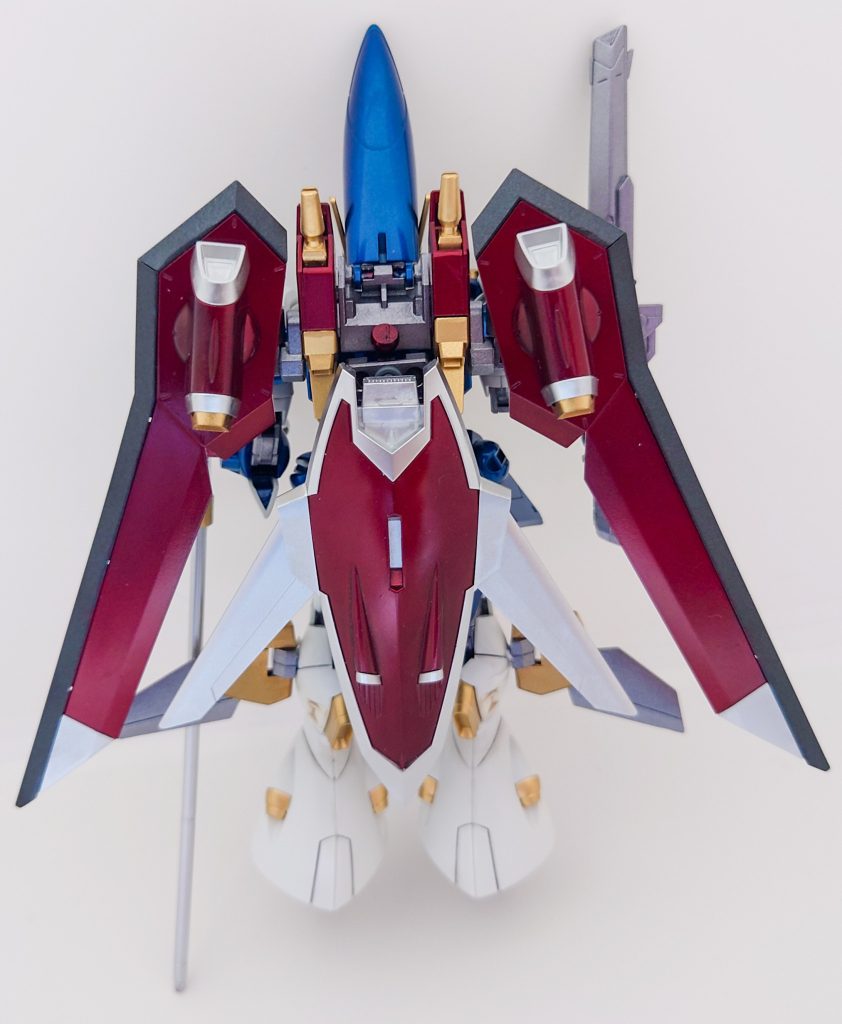 フラッシュエッジ4 シールドは、背面に装着し、飛行補助ブースターの役割を持たせてみました。ちなみに、両足に飛行形態時に展開する翼を取り付けてあり、普段は折り畳んでおります。