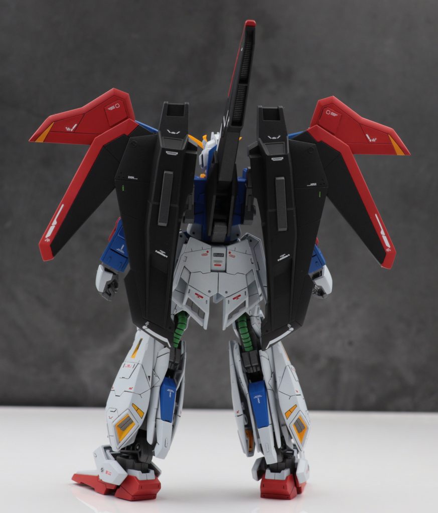 キットをベースにゼータなどのパーツをミキシングしてます。背中のフライングアーマーは羽っぽく改造。全体にスジ彫りなどでディティールアップ。あとはカラーリングで近づけてみました。