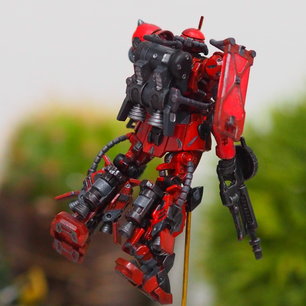 バックパックや脚部のバーニアも大型化され良いアレンジだと思います。塗装はモンザレッドをエアブラシで葺いた後、マルーンやグレーで部分塗装、フラットアルミやチタン色でバーニアを塗装、全体にドライブラシをしています。