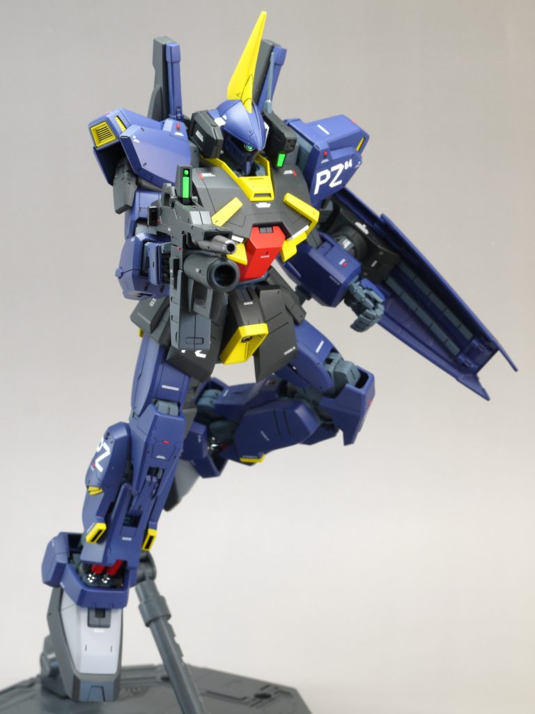 バーザム改はGFFやロボット魂等では立体化されていて比較的よく見る機体ですが、1/100はたまーに見る程度だと思います。ネライ通りイケメン(?)に出来たと思います。